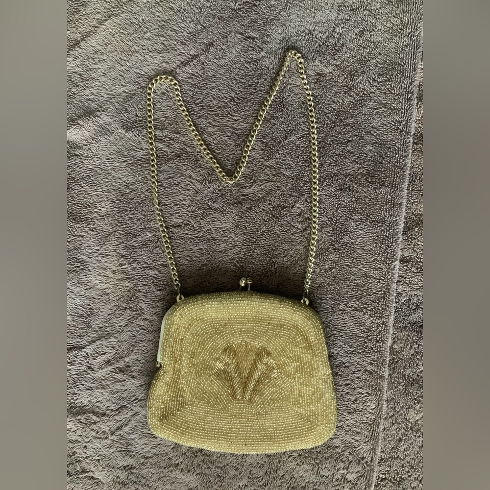 VINTAGE BEADED EVENING PURSE. 3 dimensional.
